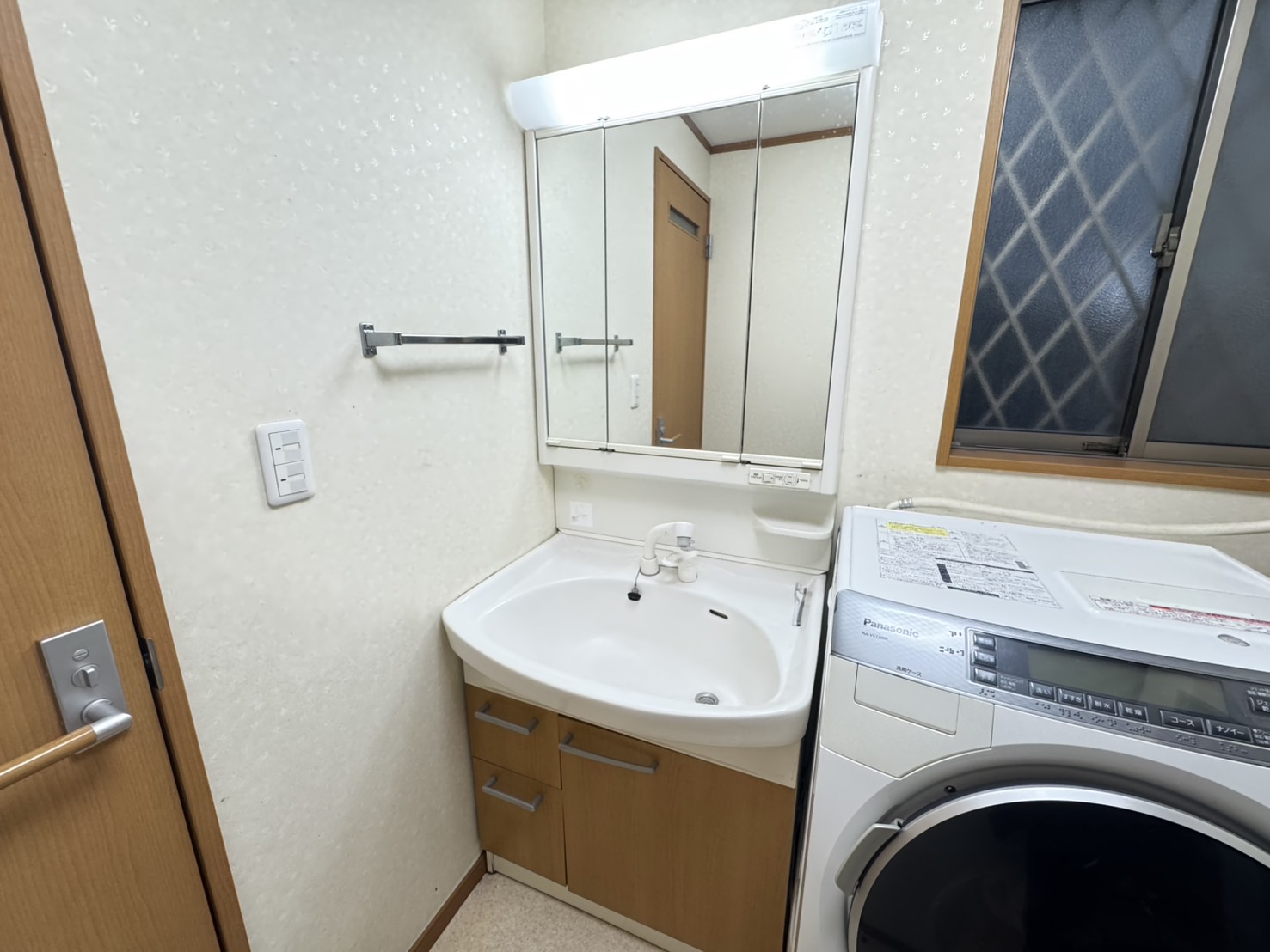 汚れをさっとオフ。お手入れラクラク洗面台。