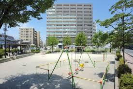 高層マンションや住宅に囲まれた、 越谷でも最も便利でにぎやかなエリアにある公園のひとつです。