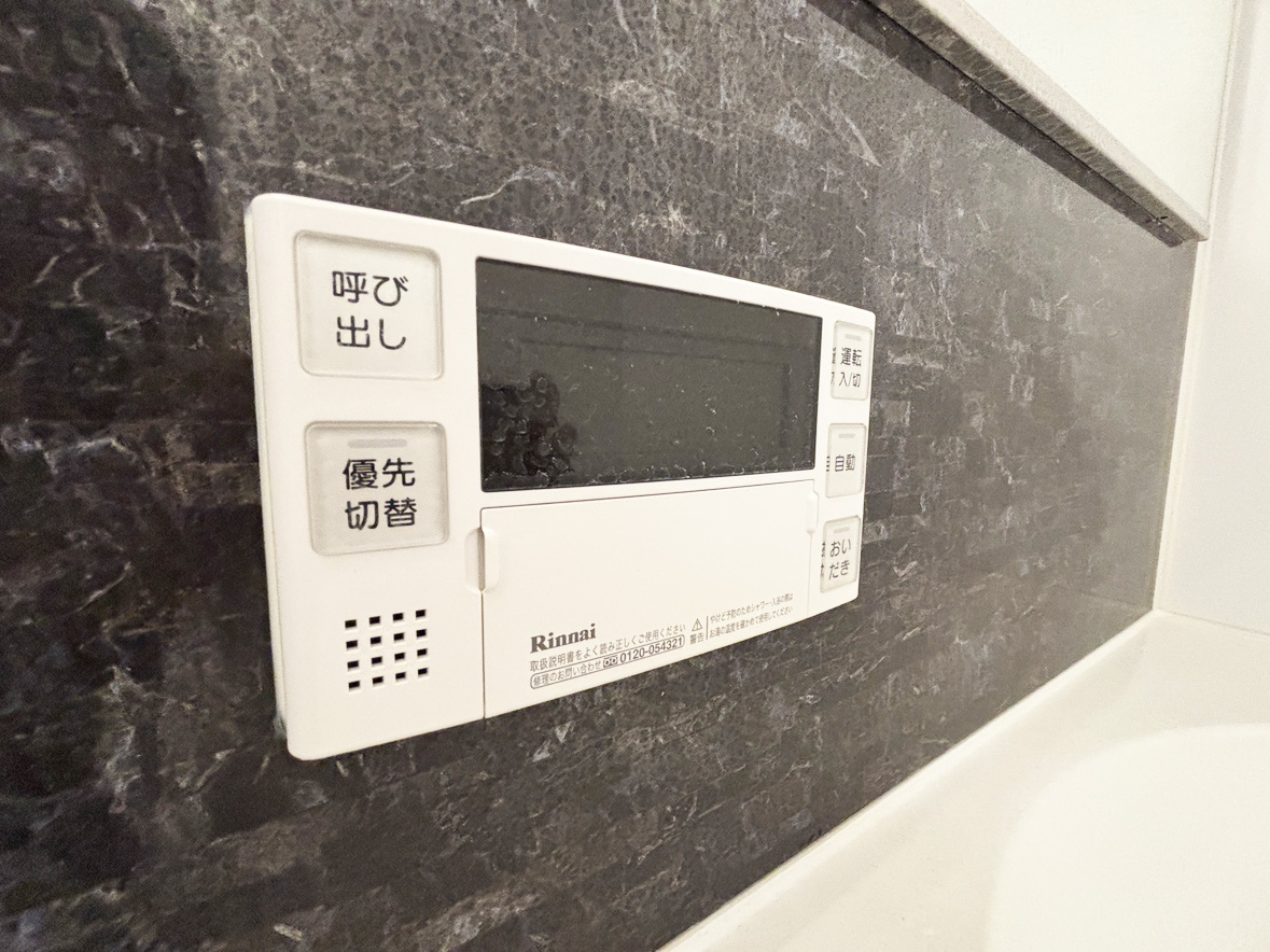 ■浴室内給湯リモコン。追い炊き機能付きなので、帰宅時間の遅いご家族も温かいお風呂が楽しめます！