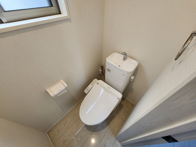一階トイレ　窓があり採光と通気性がよいです