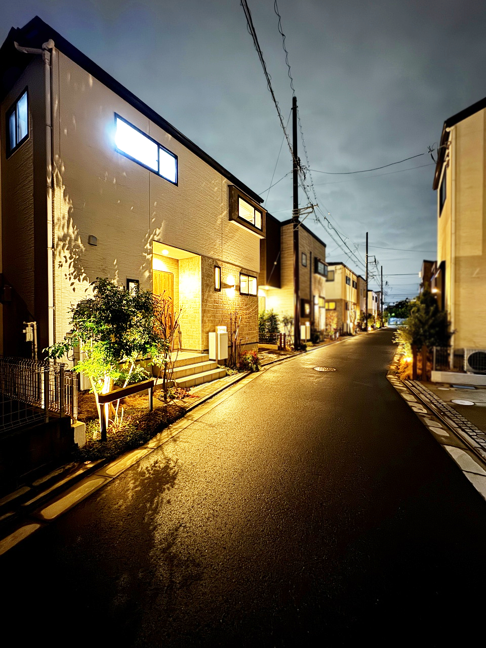 ポラスの「灯かりのいえなみ協定」で夜道も安心　美しい街並み