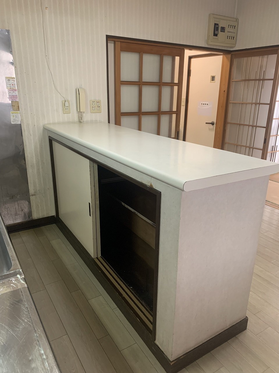 【キッチン】カウンターの下が収納になっております。