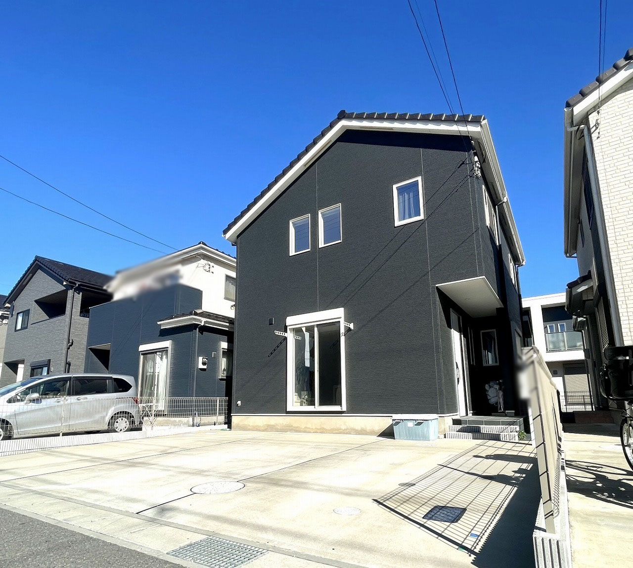 築2年　日栄商事のセミオーダー物件　来客用としても重宝する3台分のカースペース　保育園、小・中学校、公園等の充実した子育て環境　