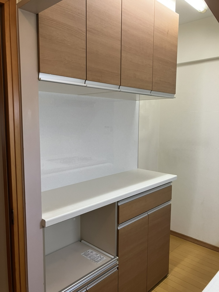 （キッチン）背面に備え付けの棚があり、食器や電化製品などもしっかり収納できます。 （2023年07月撮影）